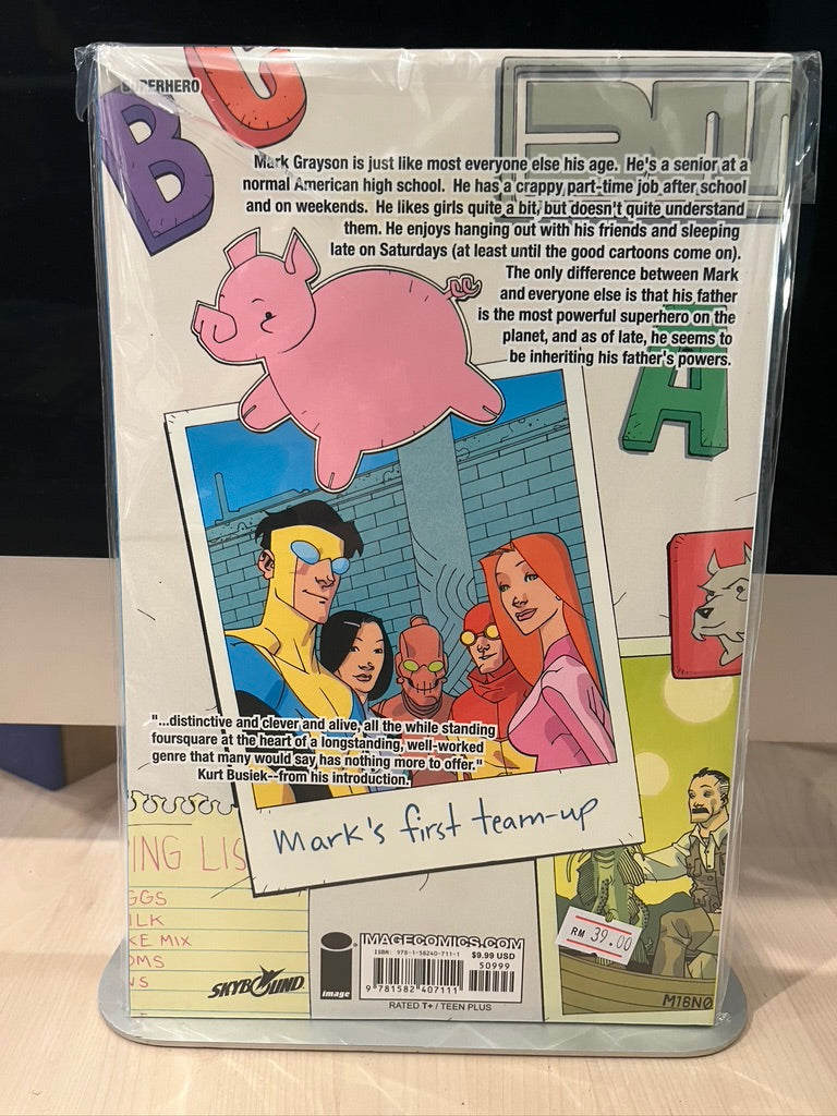 Invincible Volume 1: Family Matters (SC)